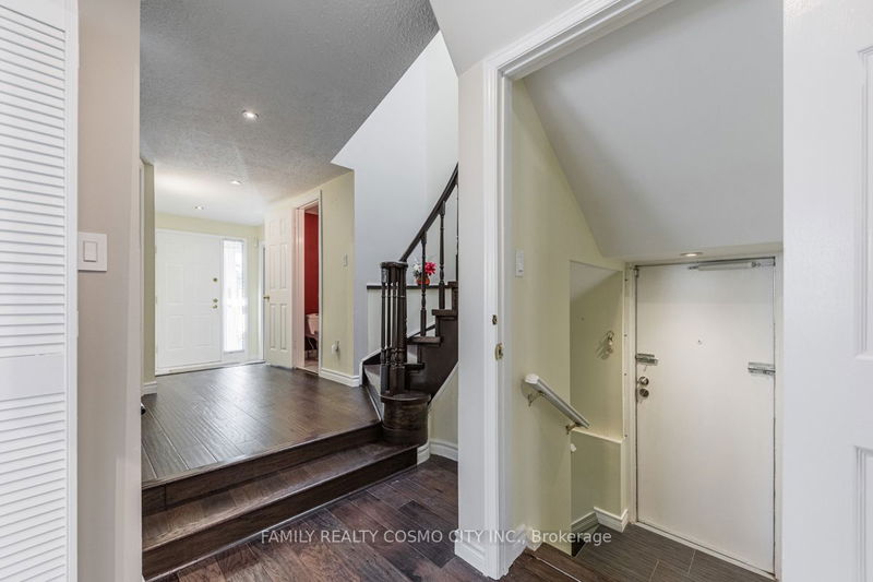 Preview image for 208 Wintermute Blvd, Toronto