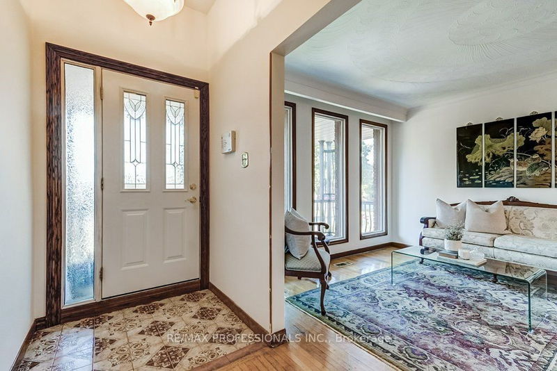 Preview image for 172 Robbinstone Dr, Toronto