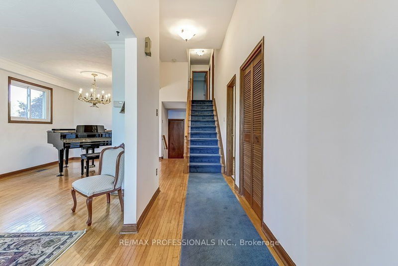 Preview image for 172 Robbinstone Dr, Toronto