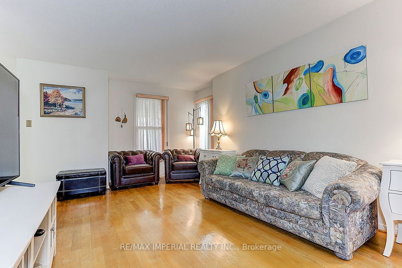 Preview image for 8 Chapeltown Cres, Toronto