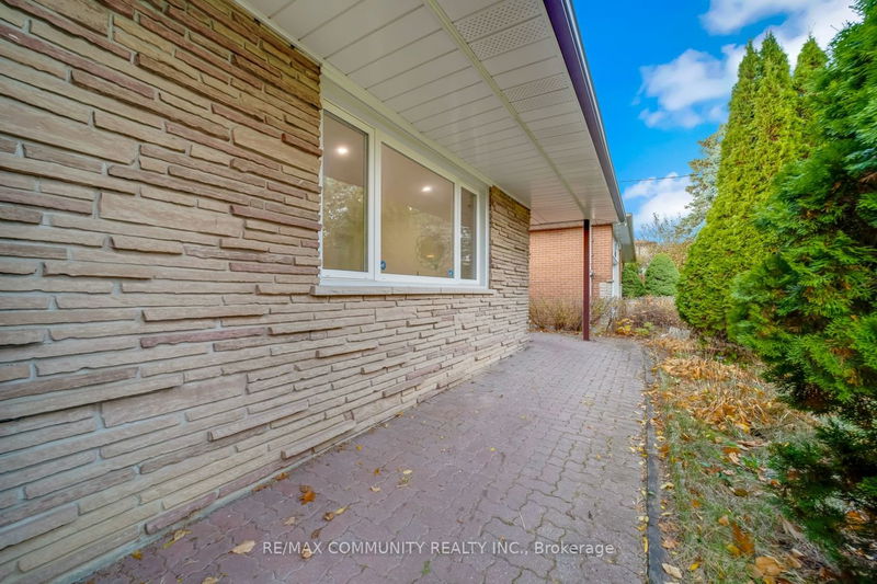 Preview image for 740 Meadowvale Rd, Toronto