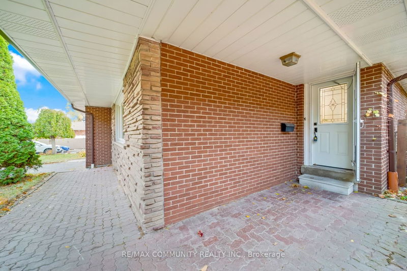 Preview image for 740 Meadowvale Rd, Toronto