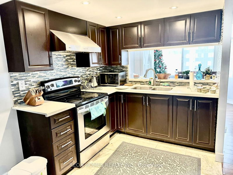 Preview image for 88 Alton Towers Circ #1803, Toronto