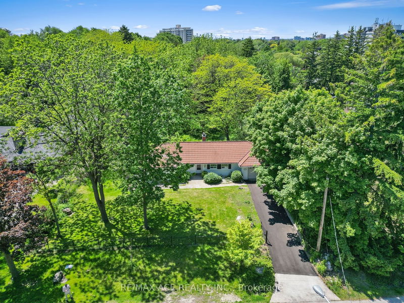 Preview image for 16 Parkcrest Dr, Toronto
