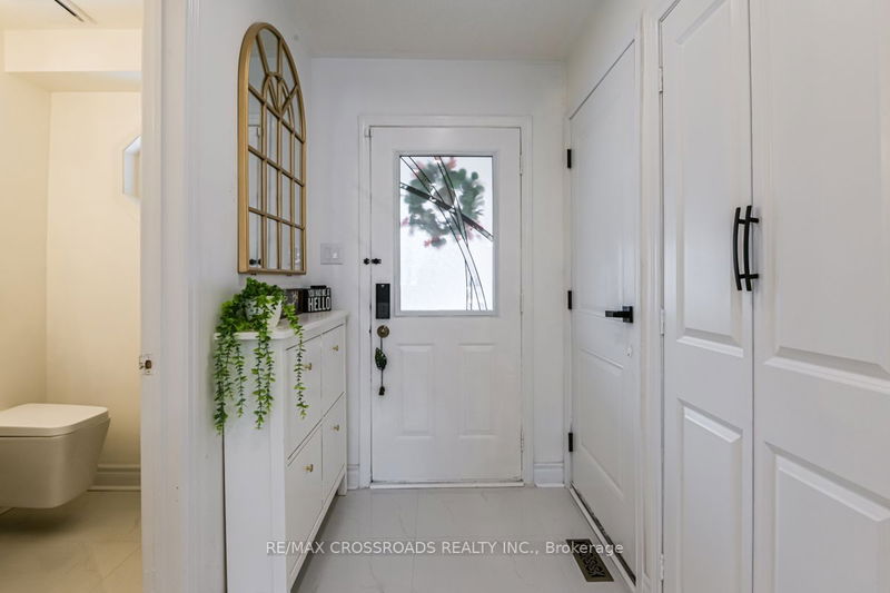Preview image for 101 Piperbrook Cres, Toronto