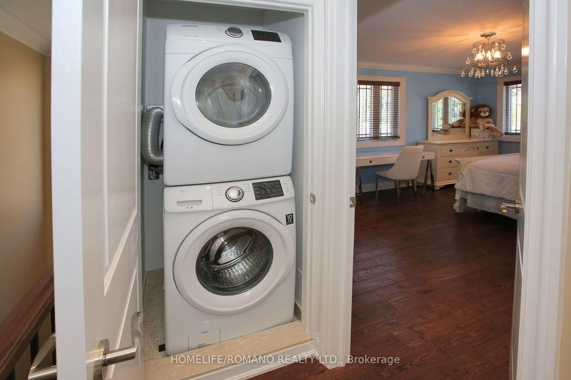 Preview image for 566 Mcroberts Ave, Toronto