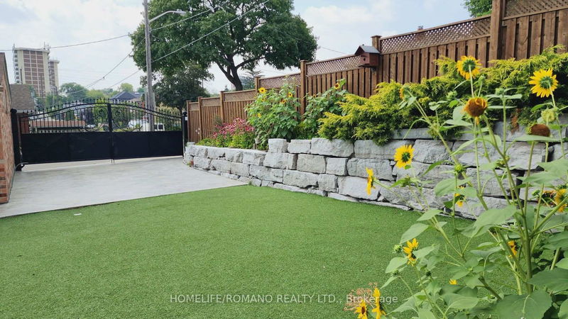 Preview image for 566 Mcroberts Ave, Toronto