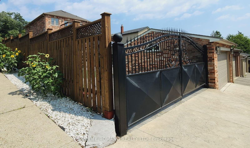 Preview image for 566 Mcroberts Ave, Toronto