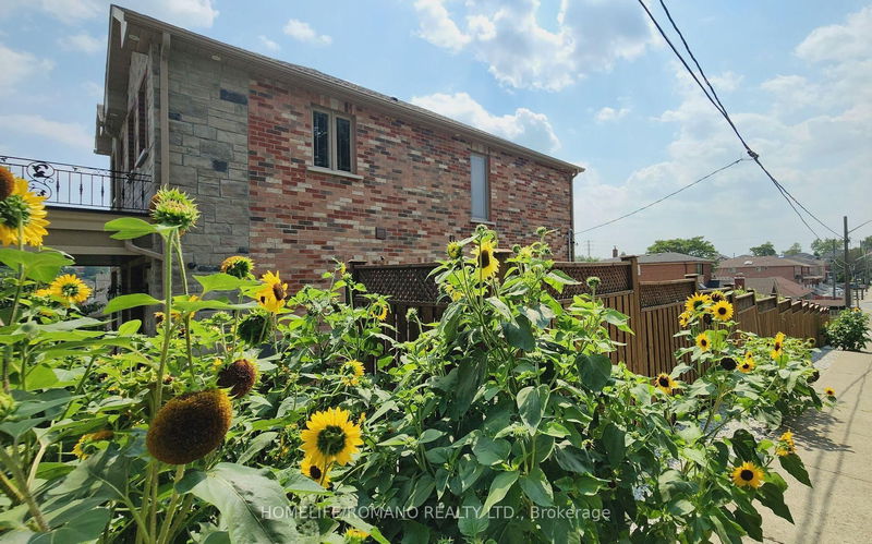 Preview image for 566 Mcroberts Ave, Toronto