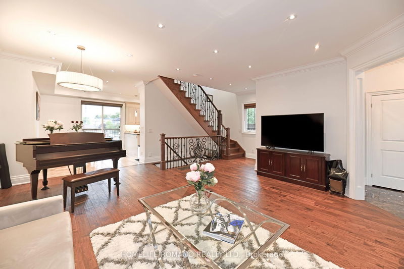 Preview image for 566 Mcroberts Ave, Toronto