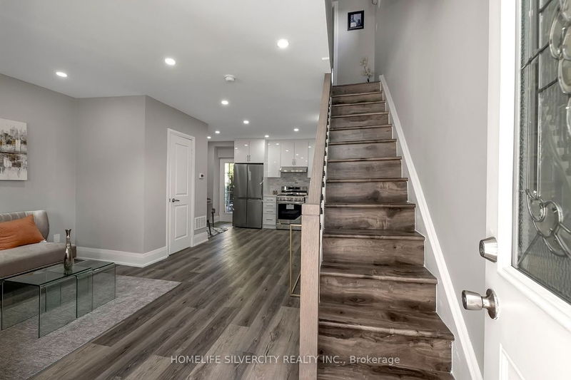 Preview image for 8 Fairglen Cres, Toronto