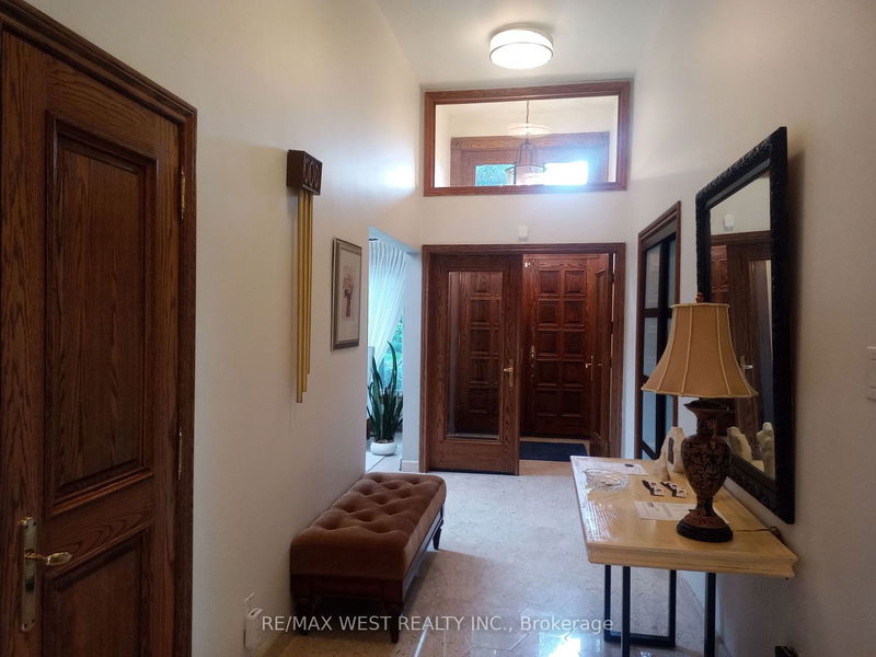 Preview image for 3 Bosworth Ave, Toronto