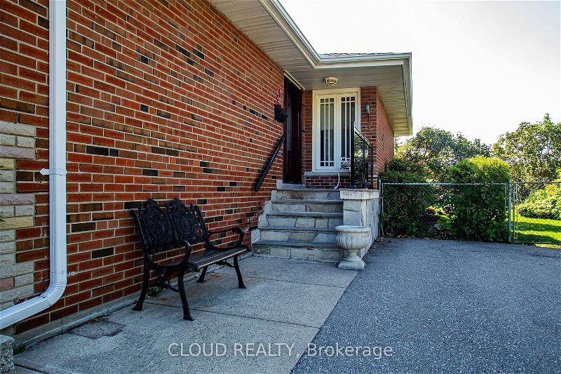 Preview image for 52 Hollister Rd, Toronto
