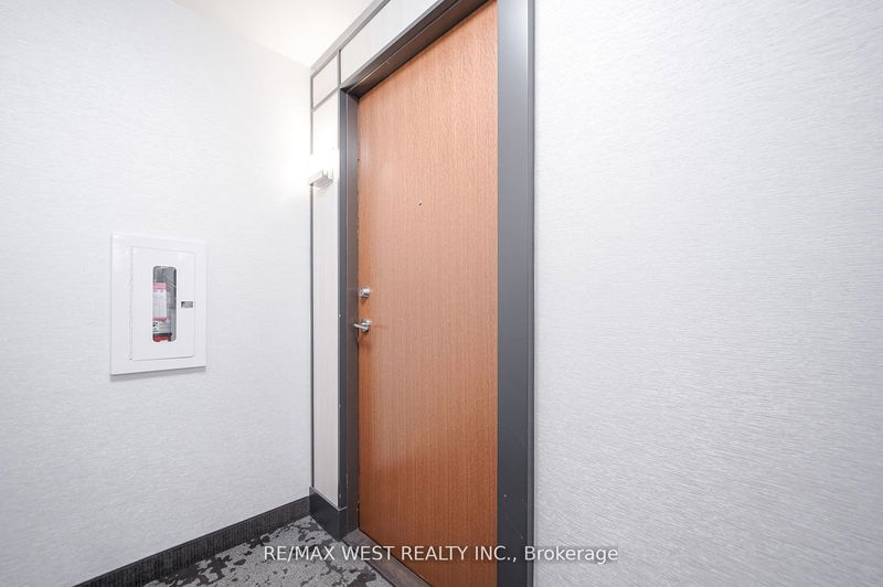 Preview image for 30 Shore Breeze Dr N #3913, Toronto