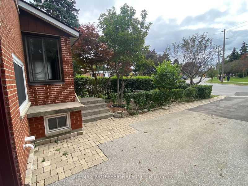 Preview image for 35 Troutbrooke Dr, Toronto