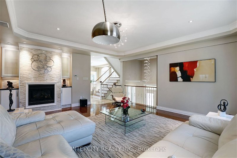 Preview image for 581 Scarlett Rd #1, Toronto