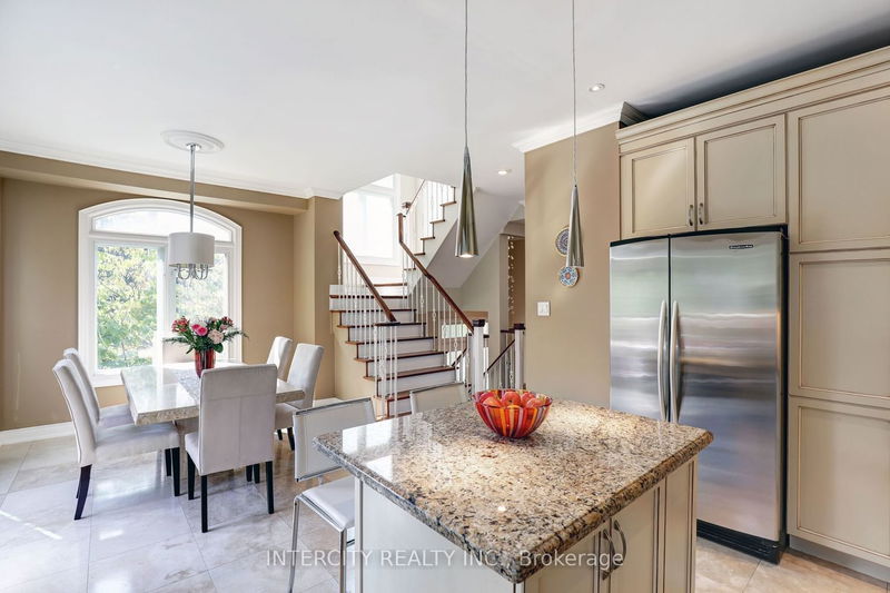 Preview image for 581 Scarlett Rd #1, Toronto