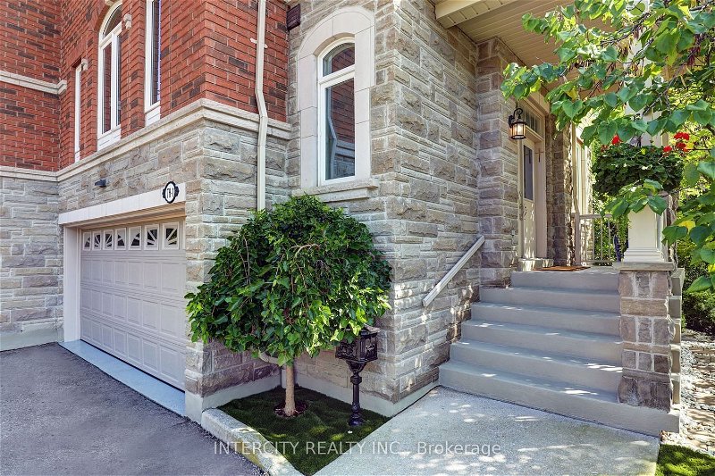 Preview image for 581 Scarlett Rd #1, Toronto
