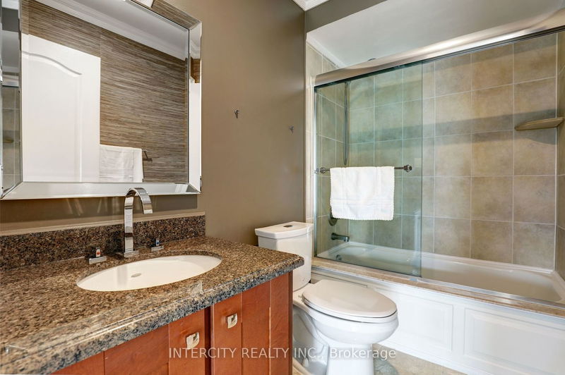 Preview image for 581 Scarlett Rd #1, Toronto