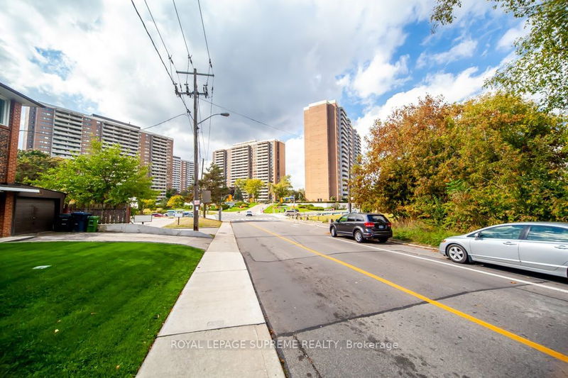 Preview image for 270 Scarlett Rd #105, Toronto