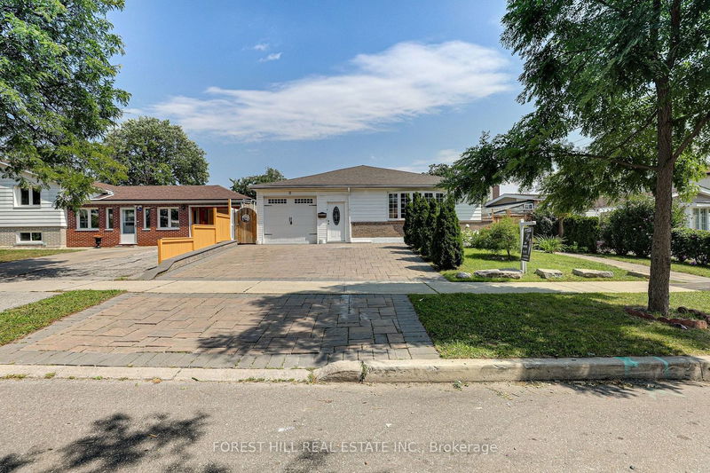 Preview image for 8 Bloomington Cres, Toronto