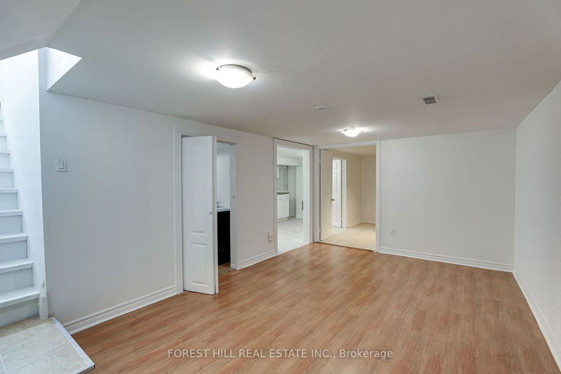 Preview image for 8 Bloomington Cres, Toronto