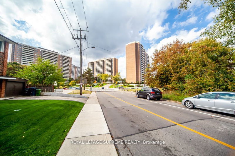 Preview image for 270 Scarlett Rd #105, Toronto