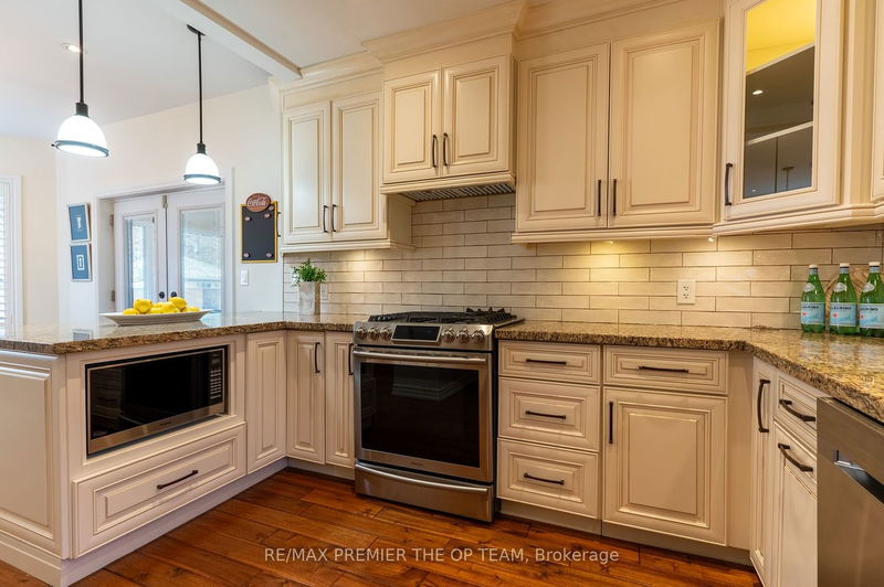 Preview image for 34 Queens Dr, Toronto
